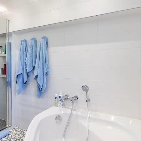 Sea View Villa, Pool, 4 Bedrooms, Air Conditioning, 1 Mile Szálloda